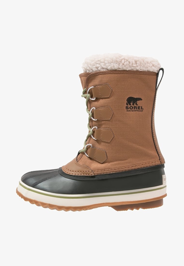 Botte d'hiver imperméable marron et noire avec des lacets verts, doublure en laine blanche et semelle robuste, marquée Sorel sur le côté.