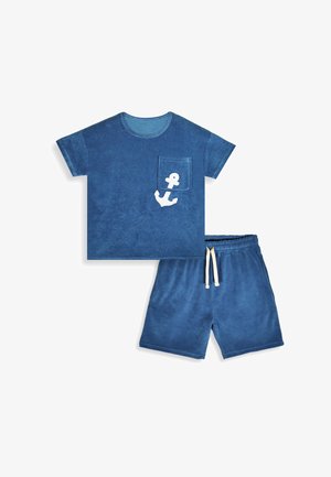 Blå kortærmet frotté t-shirt med lomme foran og hvid anker grafik, kombineret med matchende shorts med elastisk talje og snøre.