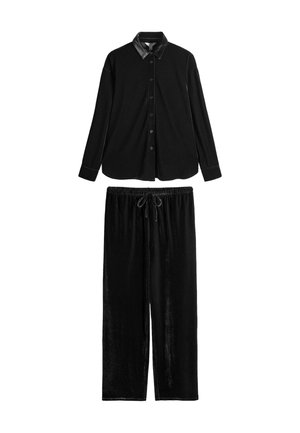 Černá sametová košile s dlouhým rukávem a kontrastním koženým límcem, doplněná o odpovídající černé sametové kalhoty na stažení. Měkká struktura po celém povrchu.