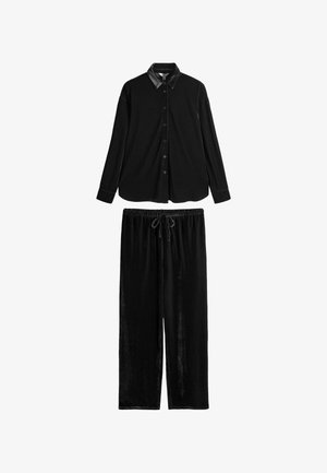 Zwarte velours lange mouwen shirt met een contrasterende leren kraag, gecombineerd met bijpassende zwarte velours broek met koordjes. Zachte textuur overal.