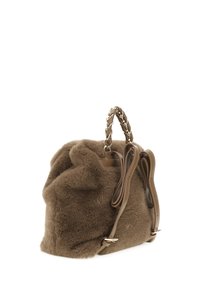 Borsa a mano in pelliccia marrone con manico in pelle intrecciata e catena dorata, e spallacci in pelle regolabili su sfondo bianco.
