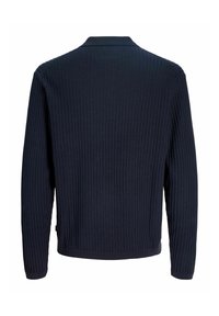 Μακρυμάνικο μπλε σκούρο πουλόβερ με ριμπ ύφανση και γιακά, εμφανιζόμενο από πίσω σε λευκό φόντο.