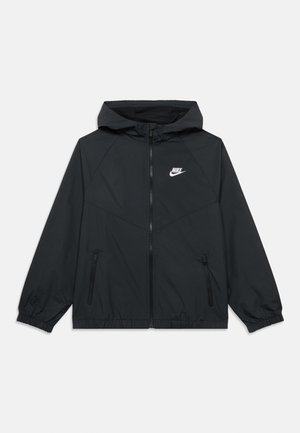 Czarna kurtka z kapturem Nike z zamkiem błyskawicznym z przodu, dwoma kieszeniami na suwak, elastycznymi mankietami oraz białym logo Nike na piersi.