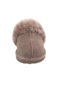 Taupe Wildlederpantoffel mit einem flauschigen beigen Kunstfellbund, abgerundetem Zehenbereich und Gummisohle. Nähtliche Details sind entlang des Obermaterials sichtbar.