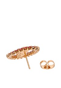 Aranyszínű fülbevaló kör alakú mintával, vörös drágakövekkel és részletes szegéllyel. Párosítva egy hozzáillő fülkapoccsal.