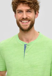 s.Oliver MELIERTES  MIT HENLEY AUSSCHNITT - T-Shirt basic - grün