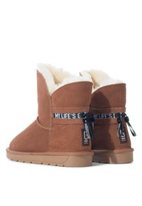 Botas de tobillo de ante marrón con forro de piel sintética blanca, que presentan un acento de cinta negra y un doble detalle de cremallera en la parte posterior. Suela plana.