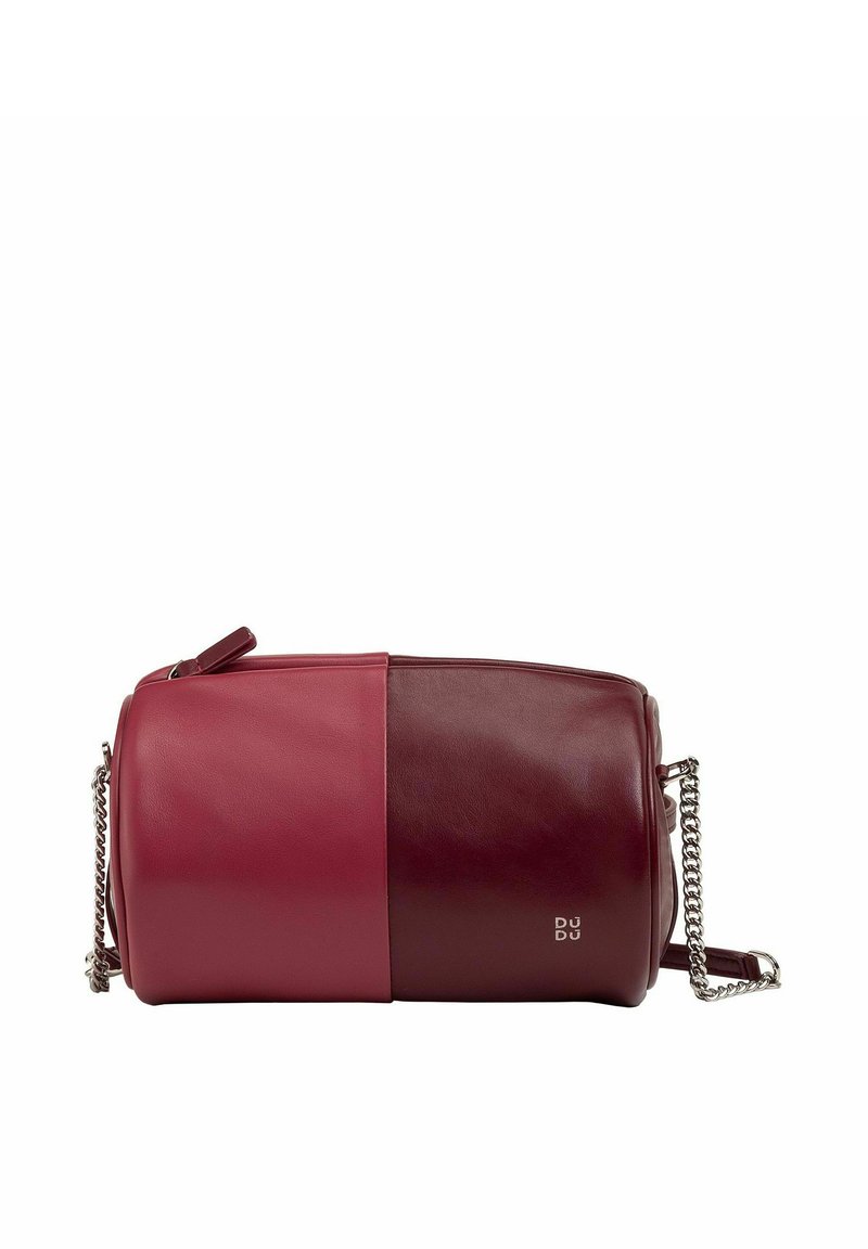 Borsa rotonda con sezioni in pelle bordeaux e rosso scuro. Presenta una tracolla in catena argentata e un dettaglio con logo. Struttura liscia con un design moderno.