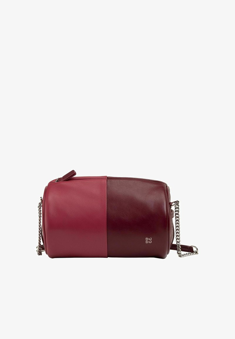 Borsa rotonda con sezioni in pelle bordeaux e rosso scuro. Presenta una tracolla in catena argentata e un dettaglio con logo. Struttura liscia con un design moderno.