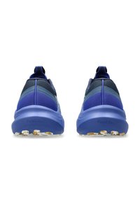 Blauwe hardloopschoenen met een meerkleurig mesh bovenwerk, ronde hak en een gestructureerde zool met witte en gele accenten voor grip.
