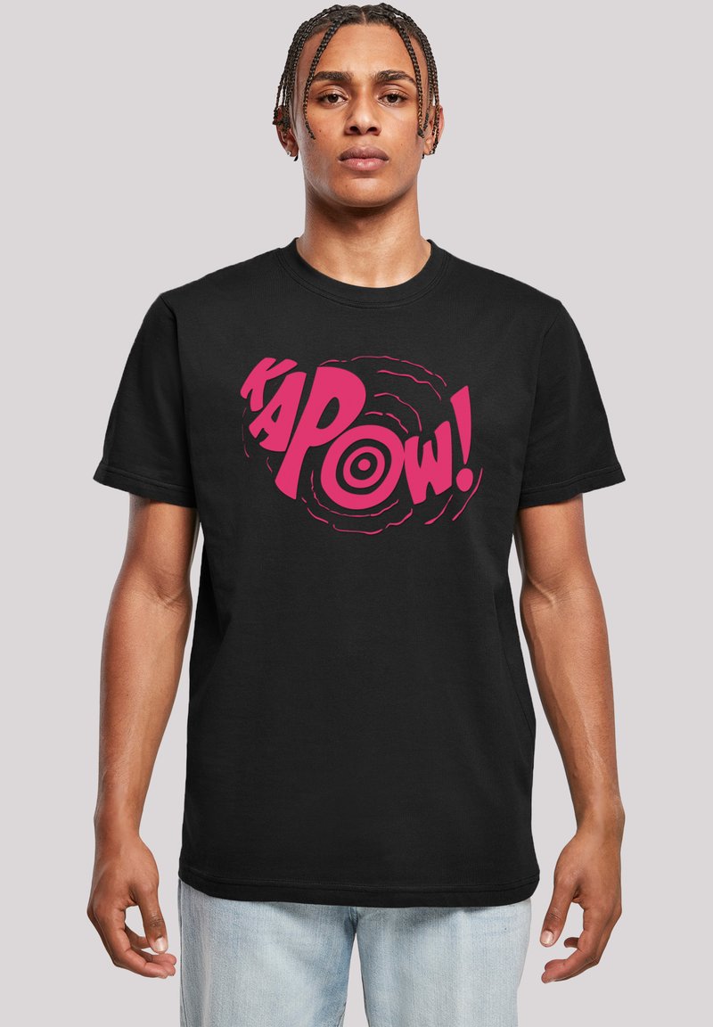 Černé bavlněné tričko s krátkým rukávem, které má výraznou růžovou grafiku "KAPOW!", kruhové designové prvky a klasický kulatý výstřih.