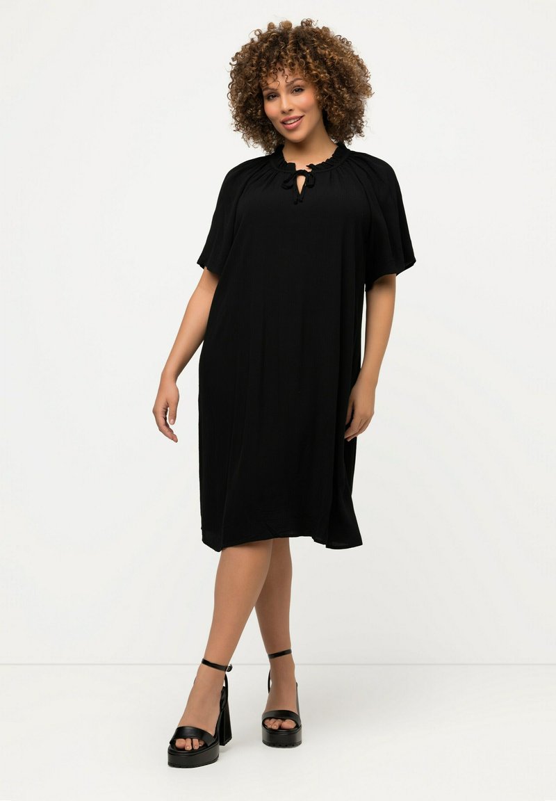 Ulla Popken BREEZY SPLIT NECKLINE RUFFLE TRIM - Vestido informal - black