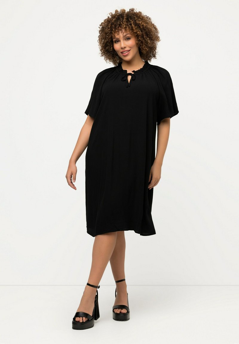 Ulla Popken - BREEZY SPLIT NECKLINE RUFFLE TRIM  - Jurk - black, Vergroten