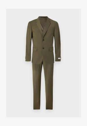 Olijfgroene tweedelige pak met notch revers blazer, tweeknops sluiting, klepzakken en bijpassende op maat gemaakte broek.