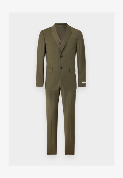 Λαδί πράσινο κοστούμι δύο τεμαχίων με σακάκι με κόψιμο στο πέτο, κούμπωμα με δύο κουμπιά, τσέπες με καπάκι και ταιριαστό ραμμένο παντελόνι.
