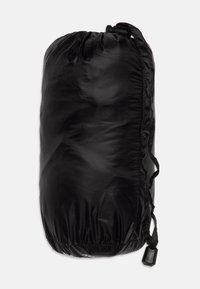 Pochette noire en nylon avec fermeture à cordon. Texture lisse, forme cylindrique, taille compacte, conçue pour le stockage et le transport d'objets.