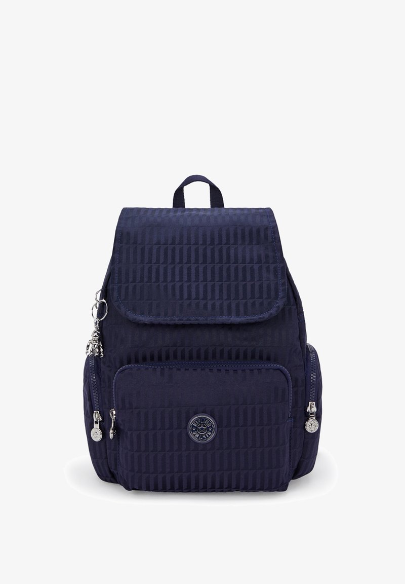 Marinblå ryggsäck med en texturerad design, dragkedjeförsedd framficka, klämskruv och topphandtag för bärande. Kompakt och praktisk form.