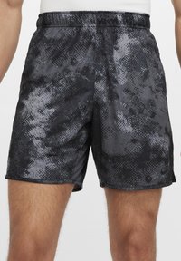 Vyrų sportiniai šortai su juoda ir pilka raštų. Pagaminti iš lengvo, glotnaus audinio su elastinga juosmens juosta ir laisvu kirpimu.