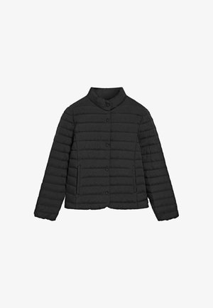 Sort quiltet dunjakke med afrundet krave, forreste knaplukning og to sidelommer. Har vandrette syninger og en kort længde.