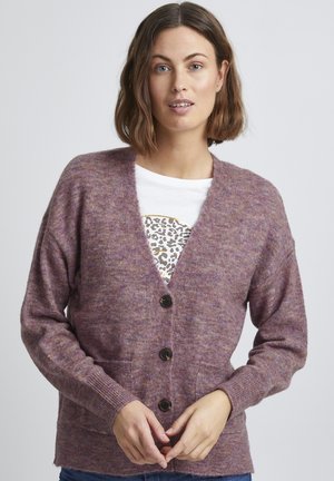 Gilet tricoté violet avec un décolleté en V, des manches longues et des boutons noirs. Il dispose de deux poches avant et d'une finition texturée.