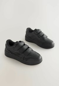 Sneaker neri con finitura in pelle liscia, dotati di tre cinturini in velcro, dettagli perforati e suola in gomma testurizzata.