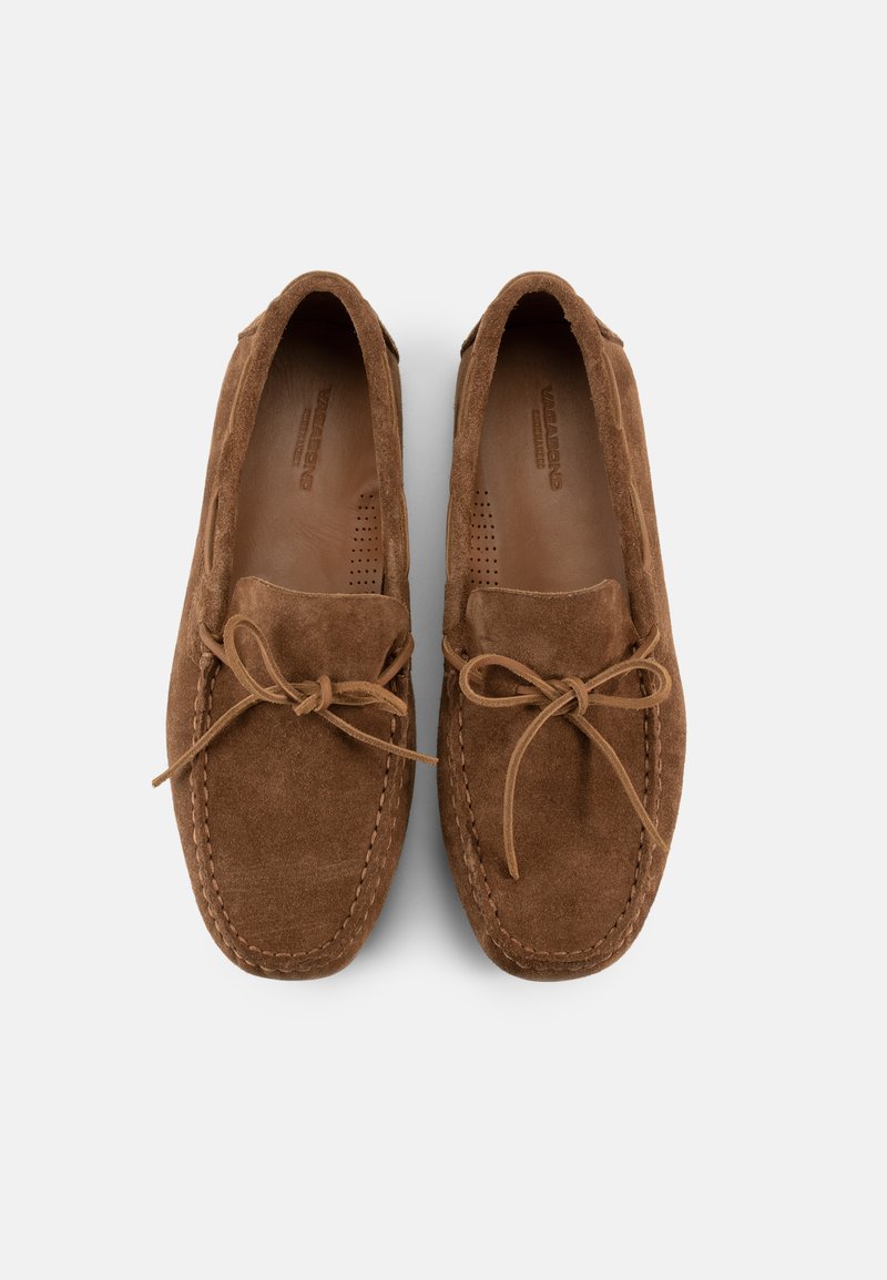 Bruine suède loafers met leren binnenzolen, topstikseldetails en gestrikte veters, gezien van boven op een witte achtergrond.