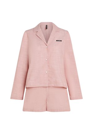 Pyjama-Set bestehend aus einem kurzärmligen, knöpfbaren Hemd und passenden Shorts, gefertigt aus leicht strukturiertem, hellrosa Stoff, mit einem dezenten Markenlabel.