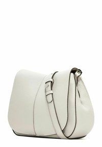 Leren schoudertas in lichtgrijs met een gestructureerde afwerking, met een gebogen vorm, verstelbare schouderband en subtiele stiksels.