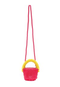 Una borsa a mano in plastica rosa e gialla presenta un design di perline con un manico rotondo e una lunga tracolla, mostrando un aspetto giocoso e tattile.