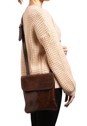 Borsa a tracolla in pelle marrone con chiusura a pattina, texture liscia e tracolla scura regolabile, esposta su uno sfondo chiaro.