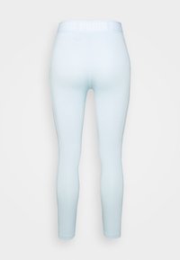 Jasnoniebieskie legginsy z elastycznego materiału, z wysokim stanem z logo "PUMA", dopasowane do sylwetki i gładką fakturą.