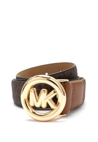 Brun lærredsbælte med en glat brun læderl�økke, prydet med en rund MK-logo kosmetik i guld og en struktureret overflade.