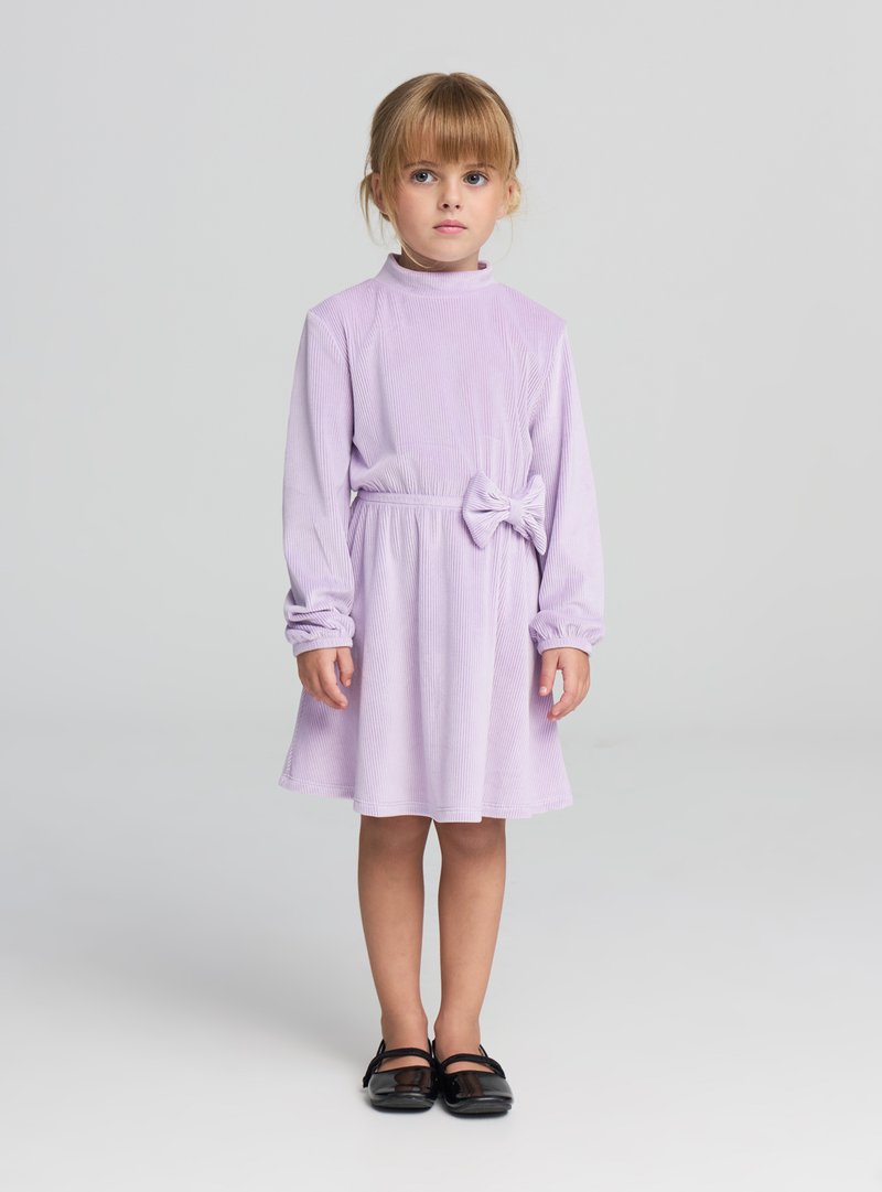 Vestito in velluto a coste lilla con collo alto, maniche lunghe e un fiocco in vita. Rifinito con una gonna svasata e una vestibilità comoda.