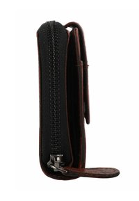 Billetera de cuero negro con acentos marrones, que cuenta con un exterior texturizado, un cierre prominente y un lazo lateral para sujeción.