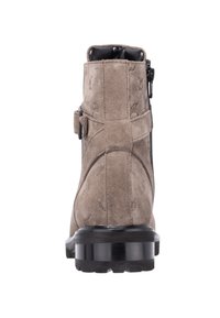 Stivaletto in camoscio marrone con una texture liscia, motivi decorativi in rilievo, cerniera laterale e una suola robusta in gomma nera.