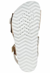 Witte rubberen zool met een zigzagpatroon en kleine gaatjes voor ademend vermogen. Bruine banden bevestigd aan een metalen gesp voor een veilige sluiting.