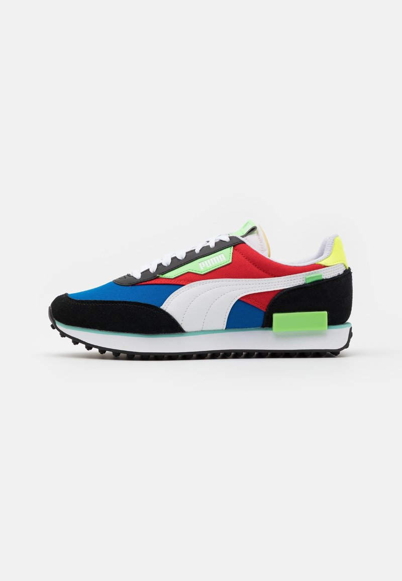 Baskets basses Puma avec des blocs de couleur bleu, rouge, noir, blanc, vert néon et jaune et une semelle noire texturée.