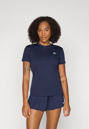 Top sportiv de marină, cu guler rotund și mâneci scurte, fabricat dintr-un material neted; detaliu cu logo pe piept. Asortat cu pantaloni scurți corespunzători.