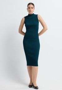 Abito midi turchese a coste con collo alto e design senza maniche, presenta una silhouette aderente e un motivo testurizzato.