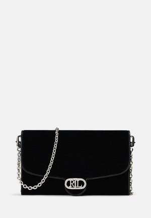 Borsa in velluto nero con tracolla in catena metallica argentata, caratterizzata da un logo inciso in evidenza sulla parte anteriore e un design strutturato.