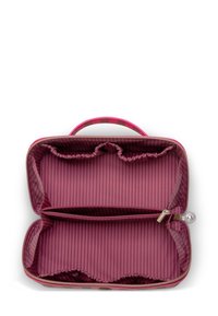 Roze cosmétique tas met een gestreepte binnenkant, voorzien van een ritssluiting en een handvat. De binnenkant heeft twee compartimenten met ruche-randen.