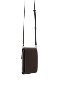 Czarna torba na ramię z zamkiem błyskawicznym, płaskim kształtem, regulowanym paskiem i gładką teksturą, charakteryzująca się minimalistycznym designem.