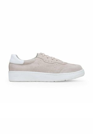 Zapatillas de ante rosa claro con una tapa de talón blanca, suela plana de goma blanca y diseño texturizado que incluye pequeñas perforaciones en los laterales.