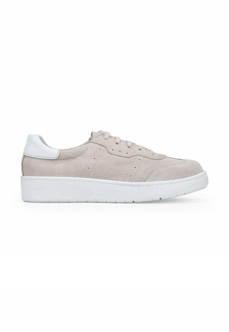 Zapatillas de ante rosa claro con una tapa de talón blanca, suela plana de goma blanca y diseño texturizado que incluye pequeñas perforaciones en los laterales.