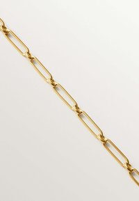 Cadena de metal dorado con eslabones rectangulares alargados y un acabado pulido, dispuestos de manera continua sobre un fondo claro.