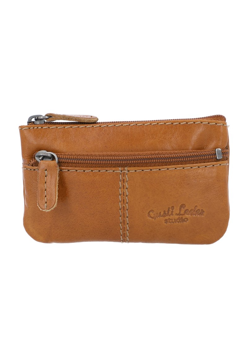 Brun læder pengebelægning med lynlås og tekstureret overflade, synlige syninger og en lille flap. Har prægede branding på den ene side.