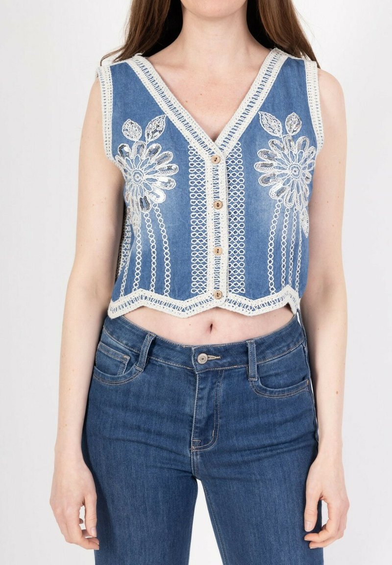 Top court en denim bleu avec une broderie florale blanche complexe, un décolleté en V, une fermeture à boutons et un ourlet festonné.