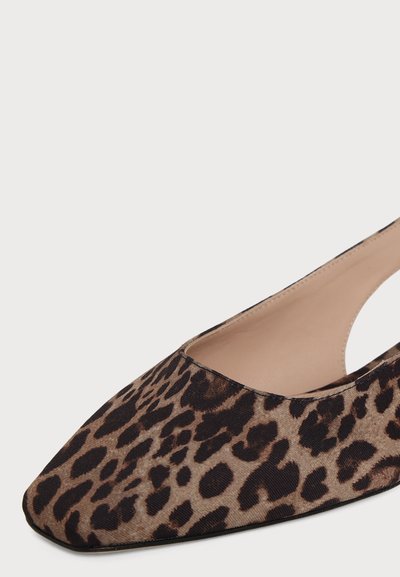 Ženska ravna cipela špicastog vrha s remenčićem na peti, s gornjim dijelom od smeđeg i crnog tkanog materijala s leopard uzorkom.