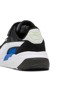 Sneaker bianco e nero con accenti in suede testurizzato e mesh. Presenta dettagli blu e un logo riflettente sul tallone.