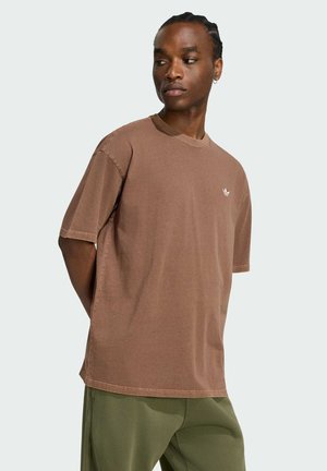 adidas Originals, ADIDAS ORIGINALS TREFOIL ESSENTIALS WASHED LOOSE DROPPED SHOULDER TEE - Camiseta básica - preloved brown